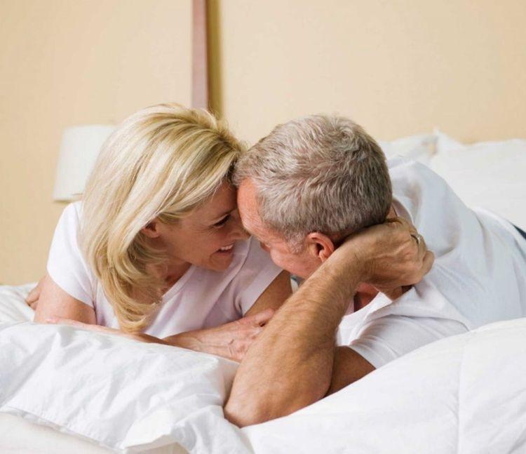 Tần suất quan hệ tình dục ở tuổi mãn kinh